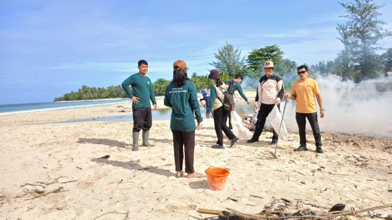 Demi Menjaga Lingkungan Tetap Bersih KMS Ikut Bersih Pantai